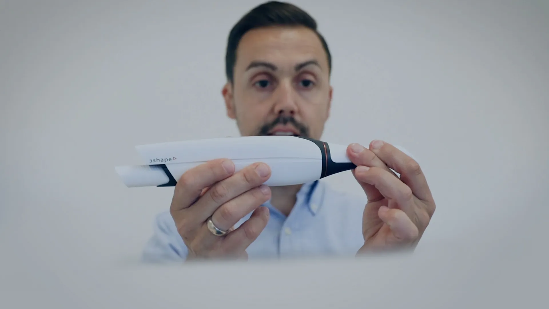 Homme tenant le scanner TRIOS 4 en main